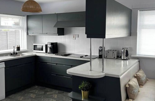 Portstewart House | 4-Bed House - Sea View, Garden, Parking, Wifi