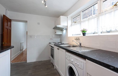 Hanley House | 4 Bed House, Sleeps 9, Free Parking