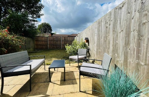 Luton House | 4-Bed House Sleeps 7 with Garden