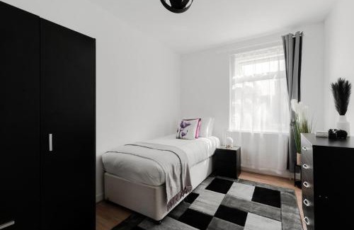 Plaistow South House | 4 Bed House - Sleeps 8 - Garden Pets Wifi