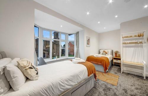 Cowley House | 4 Bed House - Sleeps 9 - Garden - Parking - Wifi