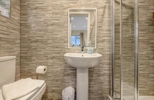 Cowley House | 4 Bed House - Sleeps 9 - Garden - Parking - Wifi