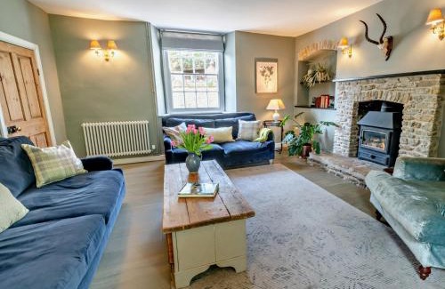 Bridport House | 4 Bed in Burton Bradstock DC212