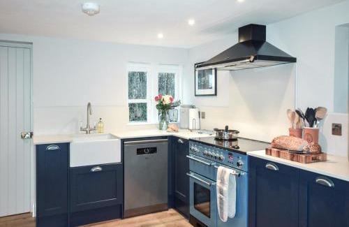 Ningwood House | 4 Bed in Ningwood IC048