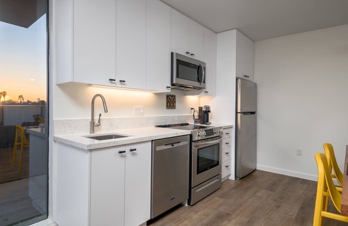 Golden Hill House | 4 Bed Penthouse w/City View Deck and Firepit. Near Zoo