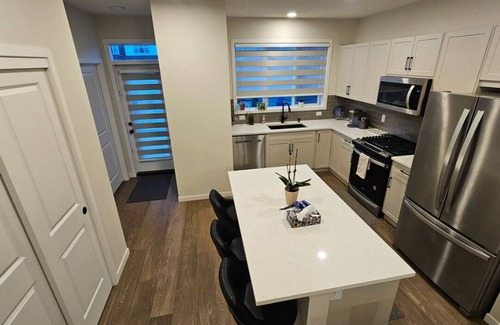 Chestermere House | 4 Bed room 3 Bathrooms home to stay in Chestermere, Alberta, Canada