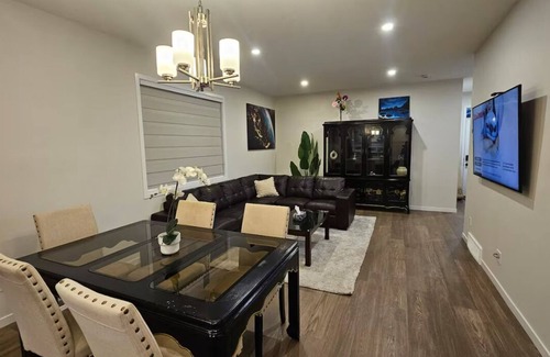 Chestermere House | 4 Bed room 3 Bathrooms home to stay in Chestermere, Alberta, Canada