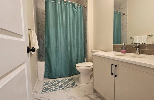 Chestermere House | 4 Bed room 3 Bathrooms home to stay in Chestermere, Alberta, Canada