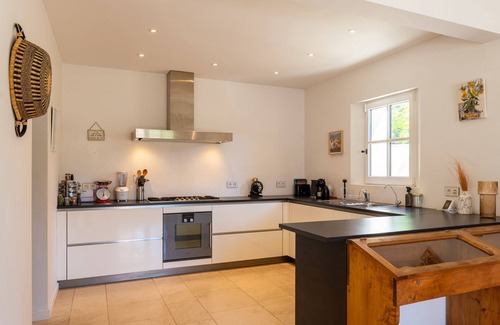 Lourmarin Villa | 4 bed villa, 5-10 minutes walk from Lourmarin, pool, countryside views and quiet