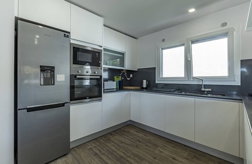 Cadaval House | 4 Bed Villa - Sleeps 8 - Pool - Garden - Parking