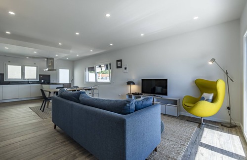 Cadaval House | 4 Bed Villa - Sleeps 8 - Pool - Garden - Parking