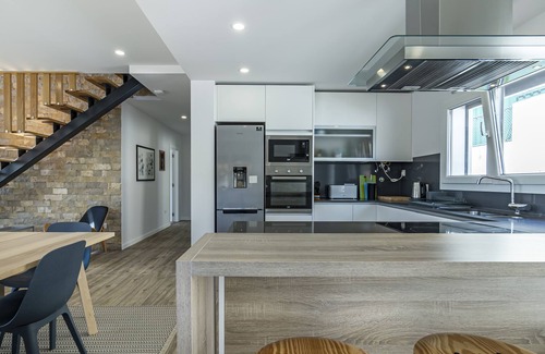 Cadaval House | 4 Bed Villa - Sleeps 8 - Pool - Garden - Parking