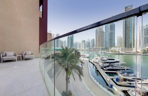Dubai Marina Villa | 4 bed villa with marina views in Jumeirah hotel.