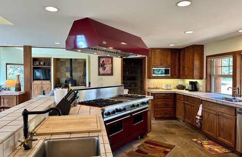 Three Rivers House | 4 Bed, Waterfront, Jacuzzi, Near Mt Batchelor, Sun-River, Bend, Chef's Kitchen