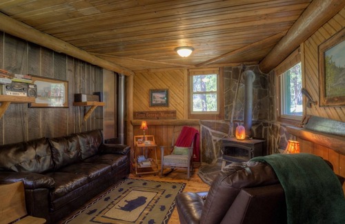 Custer Cabin | 4 Bedroom, 1 1/2 bathrooms, sleeps 8+ and is 1 mile from Hill City, SD