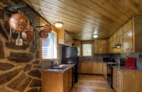 Custer Cabin | 4 Bedroom, 1 1/2 bathrooms, sleeps 8+ and is 1 mile from Hill City, SD