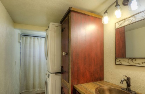 Custer Cabin | 4 Bedroom, 1 1/2 bathrooms, sleeps 8+ and is 1 mile from Hill City, SD