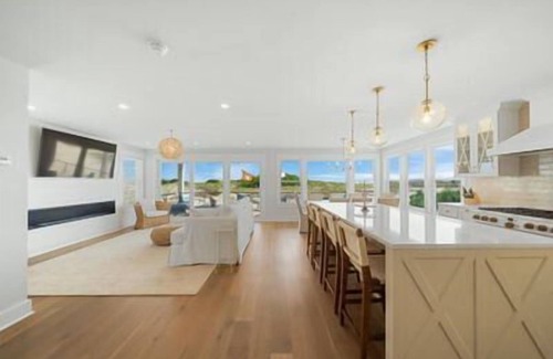 Gold Coast Condo | 4 bedroom, 3 bath beach front property