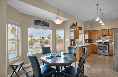 Avondale House | 4 Bedroom 3 Bathroom on the Lake! 3 Queen Beds!