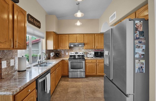 Avondale House | 4 Bedroom 3 Bathroom on the Lake! 3 Queen Beds!