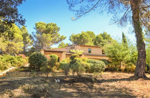 La Tour-d'Aigues House | 4 bedroom accommodation in La Tour D'Aigues