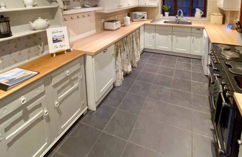 New Forest District Cottage | 4 bedroom accommodation in Sopley, near Burton