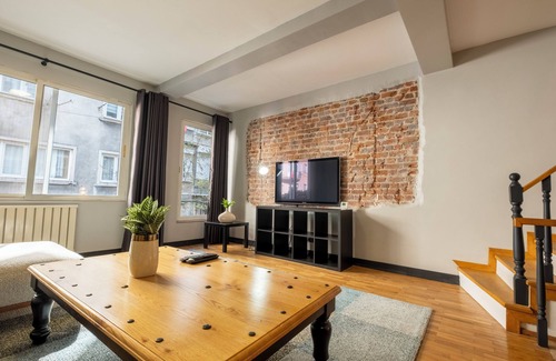 Tophane Apartment | 4-bedroom apartment with private terrace, AC and WiFi