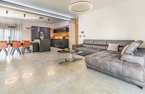 Fazana House | 4 bedroom awesome home in Fazana