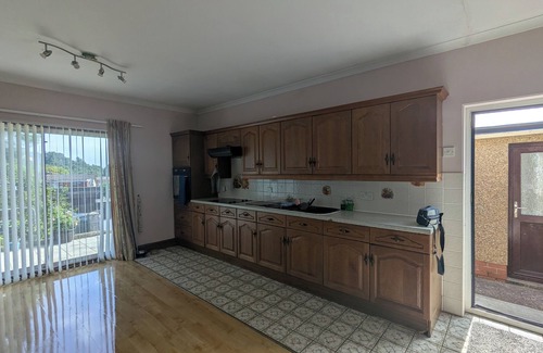 Landore House | 4 Bedroom bungalow in Swansea. Just a shot drive to Mumbles and great beaches.
