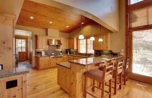 Truckee Cabin | 4 bedroom Cabin with Jacuzzi on the deck
