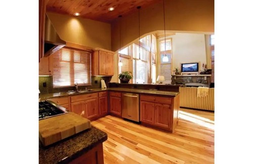 Truckee Cabin | 4 bedroom Cabin with Jacuzzi on the deck