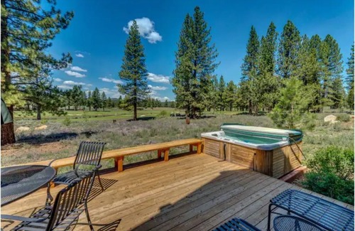 Truckee Cabin | 4 bedroom Cabin with Jacuzzi on the deck
