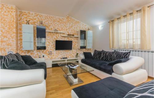 Vinez House | 4 Bedroom Cozy Home In Labin