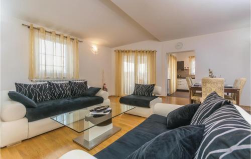 Vinez House | 4 Bedroom Cozy Home In Labin