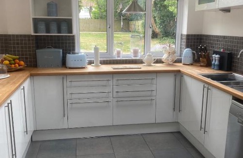 Ipswich Apartment | 4 Bedroom Detached House Sleeps 7