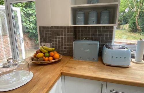 Ipswich Apartment | 4 Bedroom Detached House Sleeps 7