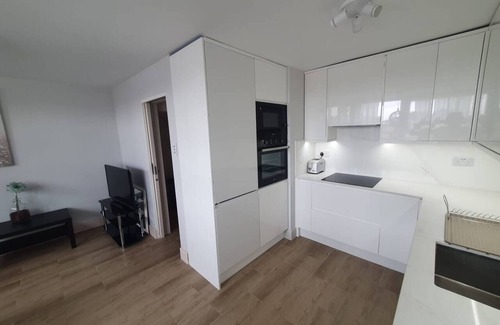 Latchmere Apartment | 4 Bedroom Flat Near Parks&Transportation/7 ppl