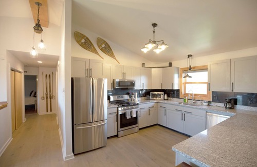 Carbondale House | 4-bedroom get away with large kitchen, patio and backyard