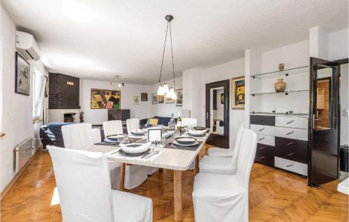 Veli Brgud House | 4 Bedroom Gorgeous Home In Jurdani