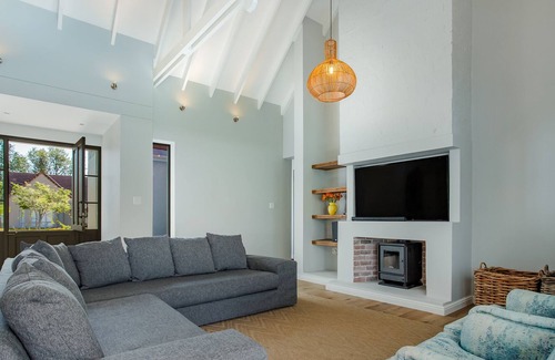 Paarl House | 4 Bedroom home in Boschenmeer Golf Estate