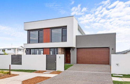 Pelican Waters House | 4 Bedroom Home in Pelican Waters with Heated Inground Pool