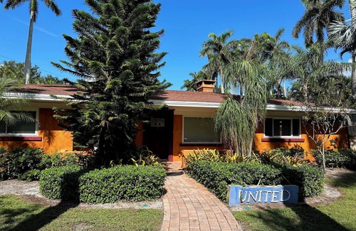 Fort Myers House | 4-bedroom home off McGregor with guesthouse, pool and large yard in Fort Myers