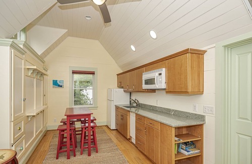 Cape Fear Station House | 4 Bedroom Home in Cape Fear Station! 2 carts, full crofter with kitchen, wifi