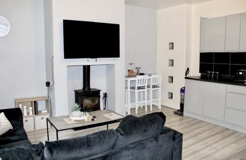Dewsbury House | 4-bedroom home with games room, in West Yorkshire