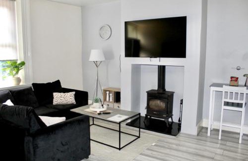 Dewsbury House | 4-bedroom home with games room, in West Yorkshire