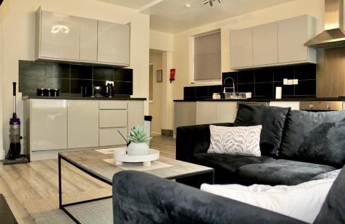 Dewsbury House | 4-bedroom home with games room, in West Yorkshire