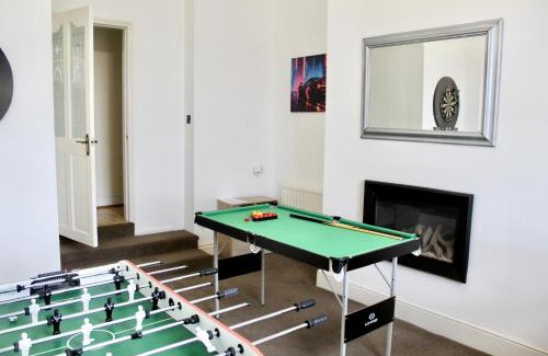 Dewsbury House | 4-bedroom home with games room, in West Yorkshire