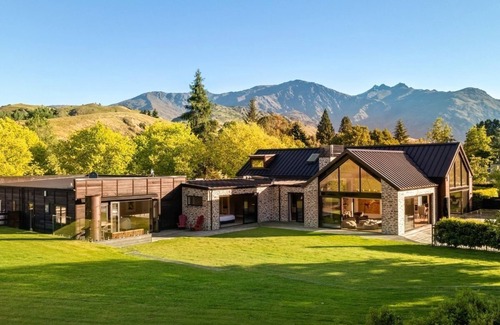 Lake Hayes House | 4 bedroom home with private swimming pool & spa pool
