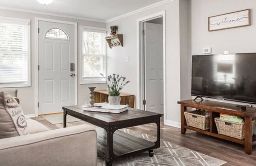 Libertyville House | 4 Bedroom House ★ Close to many Corp HQ's