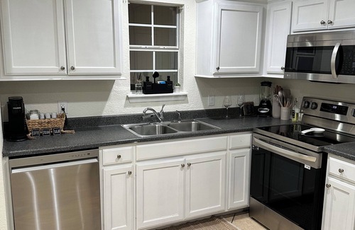 Tyler House | 4-bedroom house fenced in backyard in Flint/Tyler with WiFi, AC. Enjoy your stay